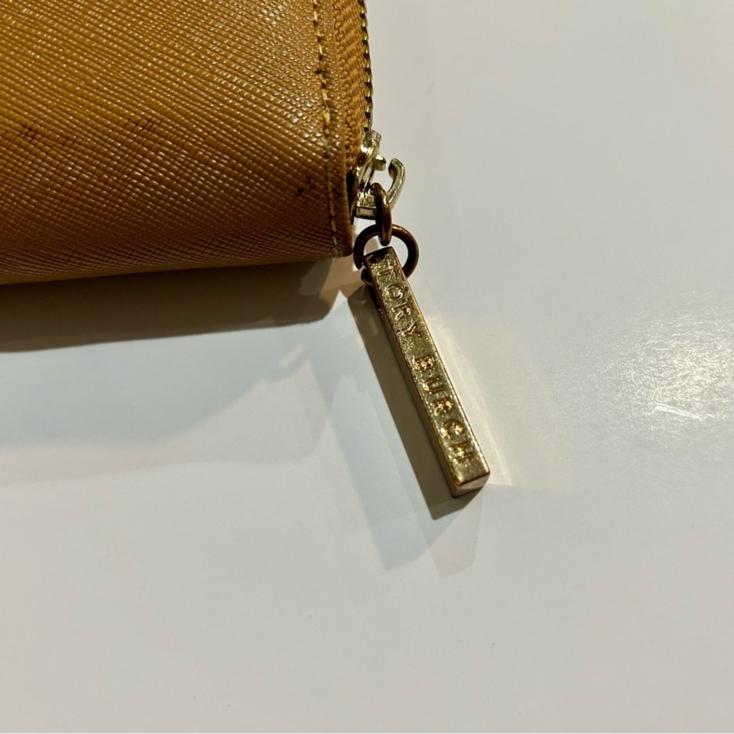 Tory Birch Robinson Zip Around Mini Wallet Saffiano Leather Tan EUC Luxury Logo