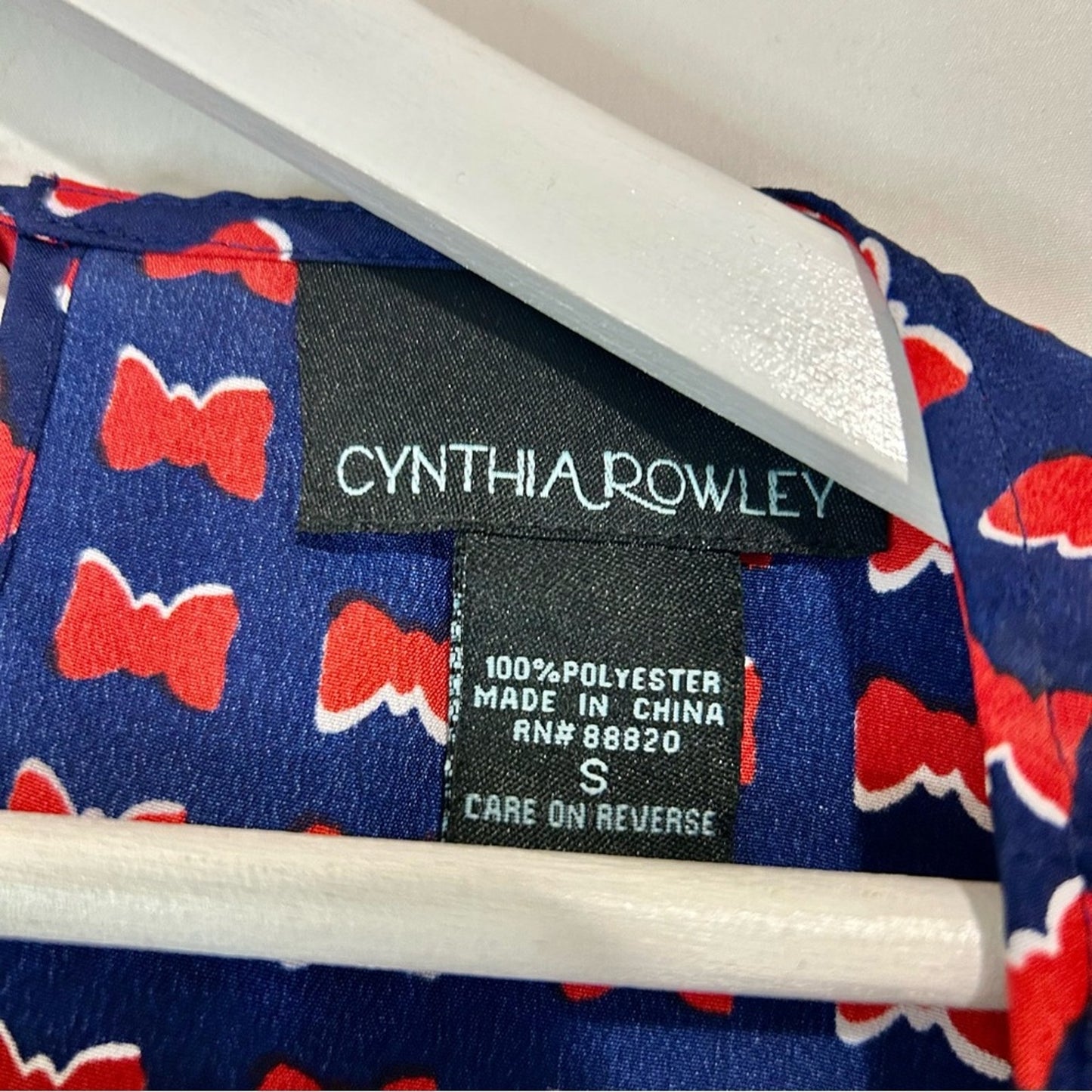 Cynthia Rowley Women’s Sleeveless Bow Print Pleated Blouse Blue Red Small EUC