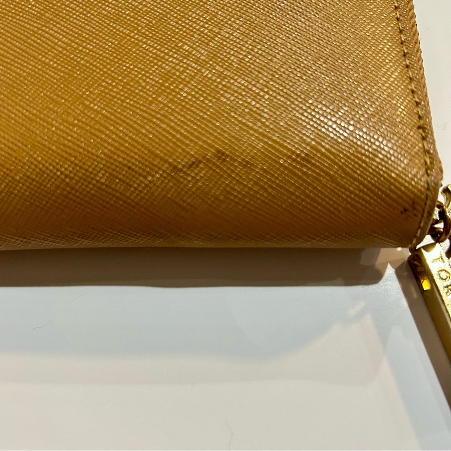 Tory Birch Robinson Zip Around Mini Wallet Saffiano Leather Tan EUC Luxury Logo