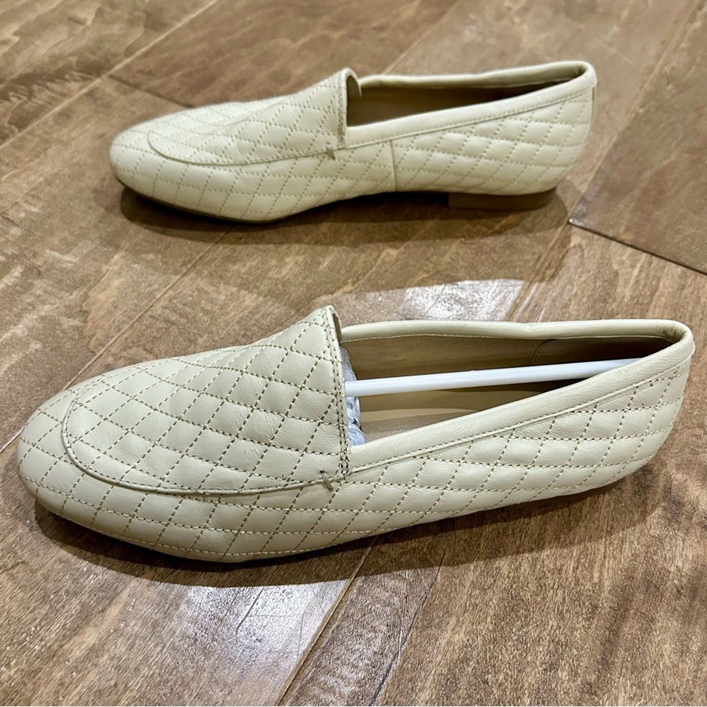 Onyx Women’s Quilted Slip On Loafer Shoes Cream Size 8.5 NEW