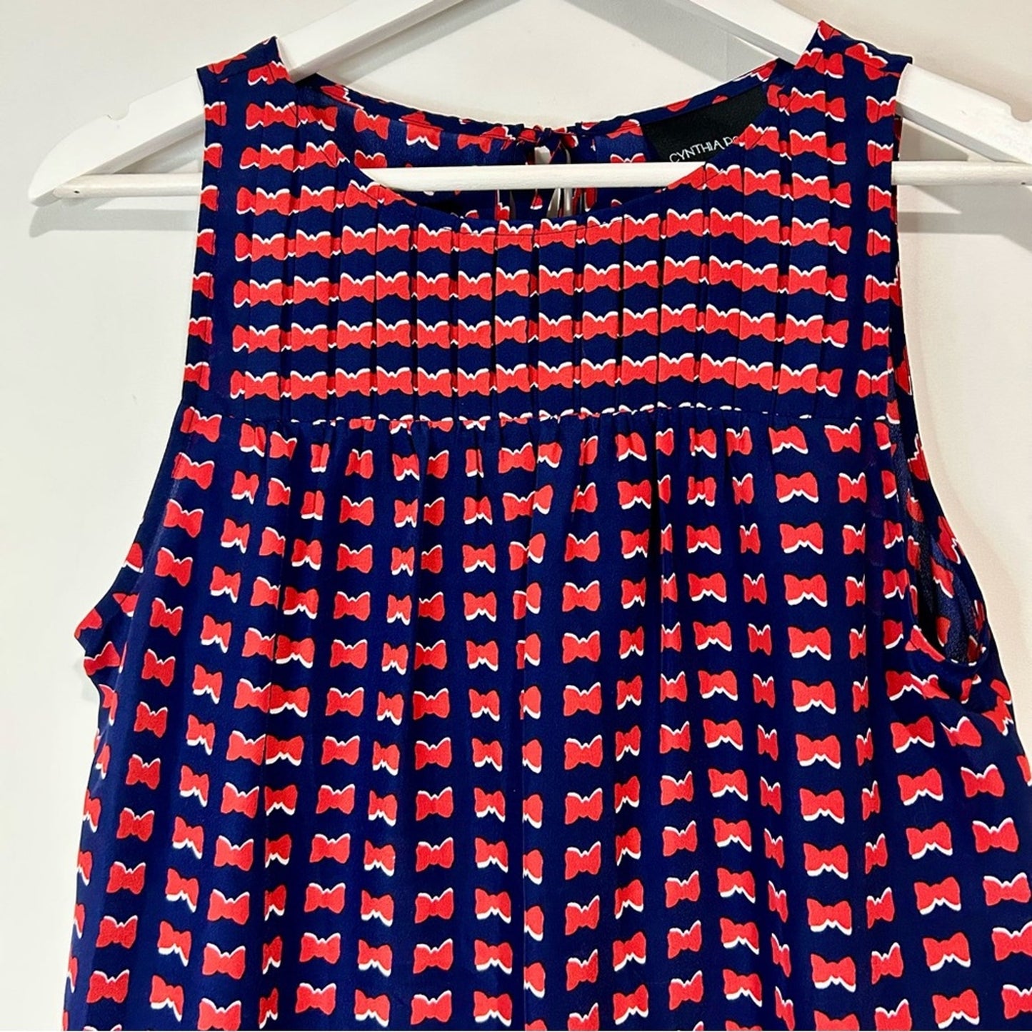 Cynthia Rowley Women’s Sleeveless Bow Print Pleated Blouse Blue Red Small EUC