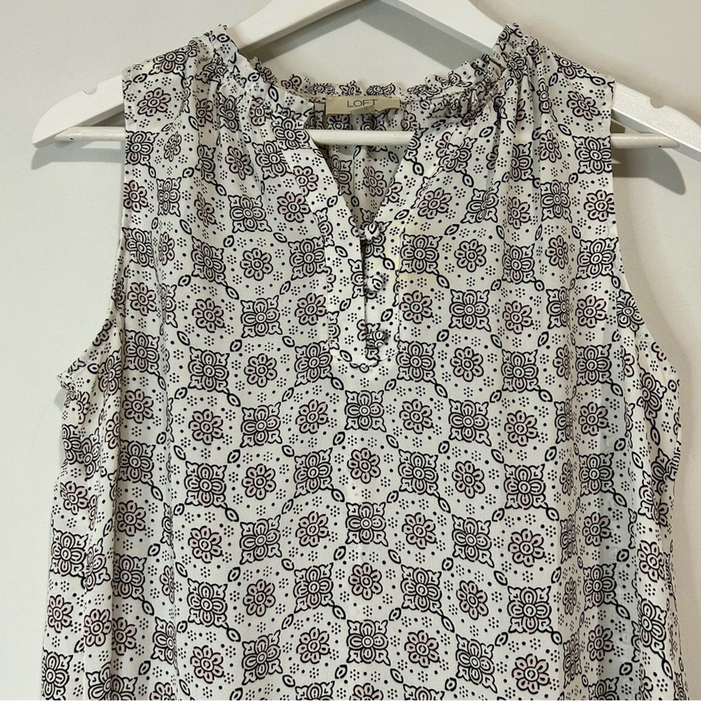 Loft Outlet Women’s Sleeveless Ruffle Neck Print Blouse White Pink Size M P EUC