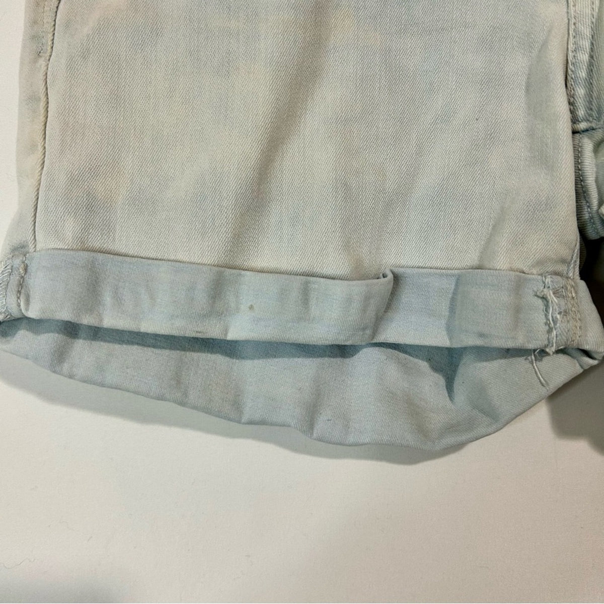 Levi’s Women’s Cuffed Light Wash Denim Jean Shorts Blue Size 30 FLAW