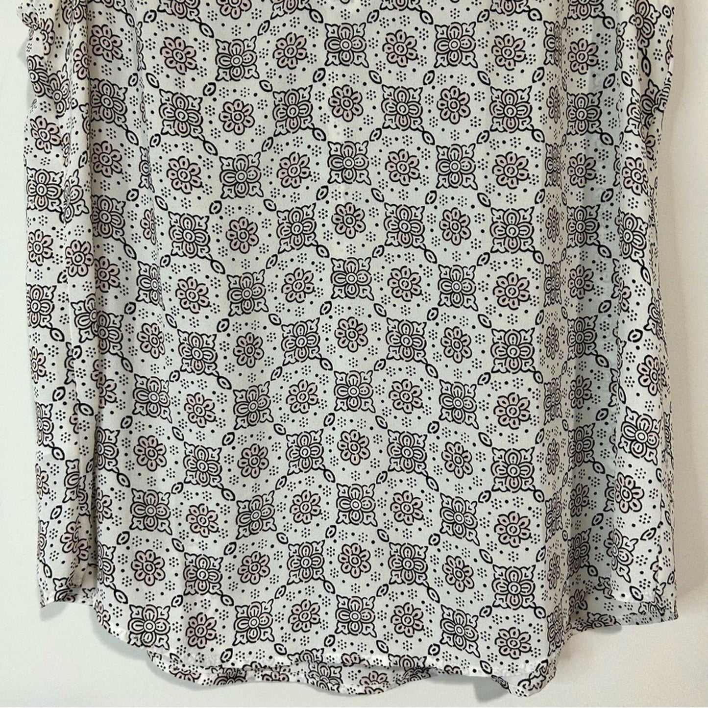 Loft Outlet Women’s Sleeveless Ruffle Neck Print Blouse White Pink Size M P EUC