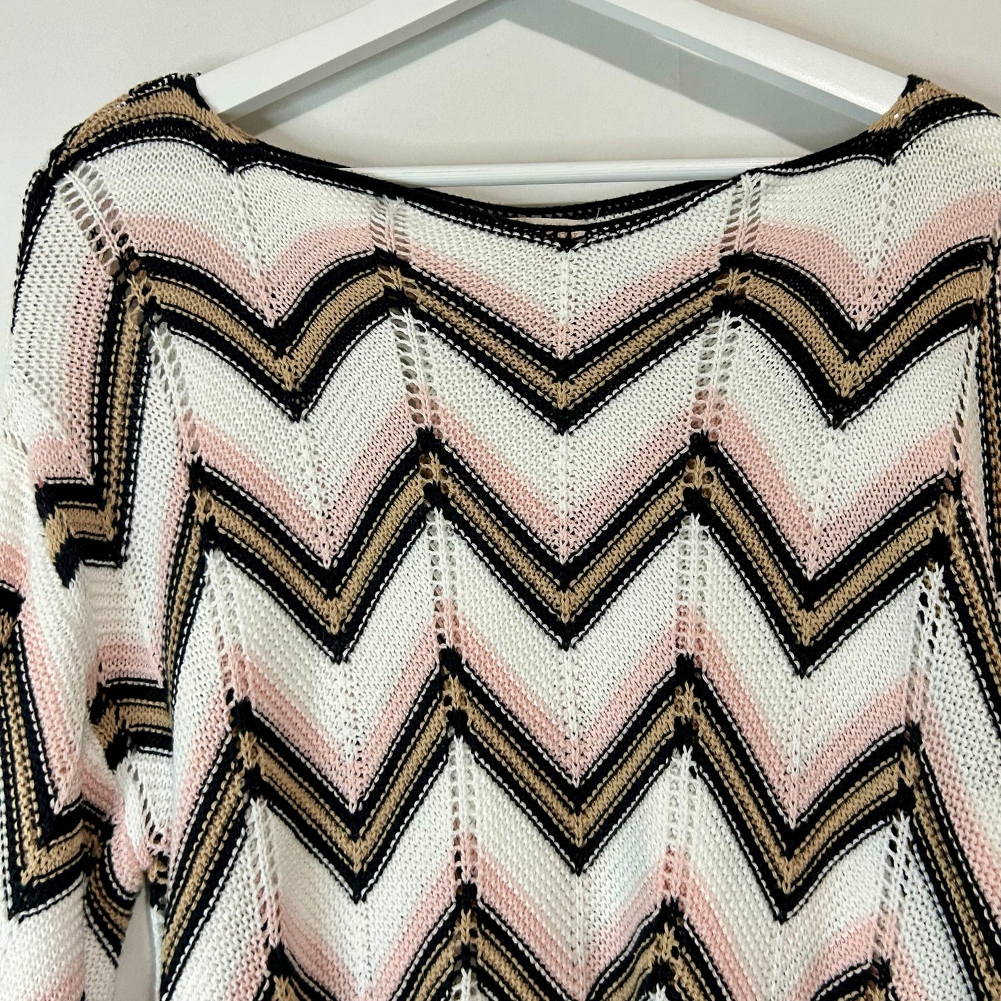 Audrey Parks x Francesca’s Women’s Crochet Knit Cropped Sweater Chevron Pink White Size Small EUC