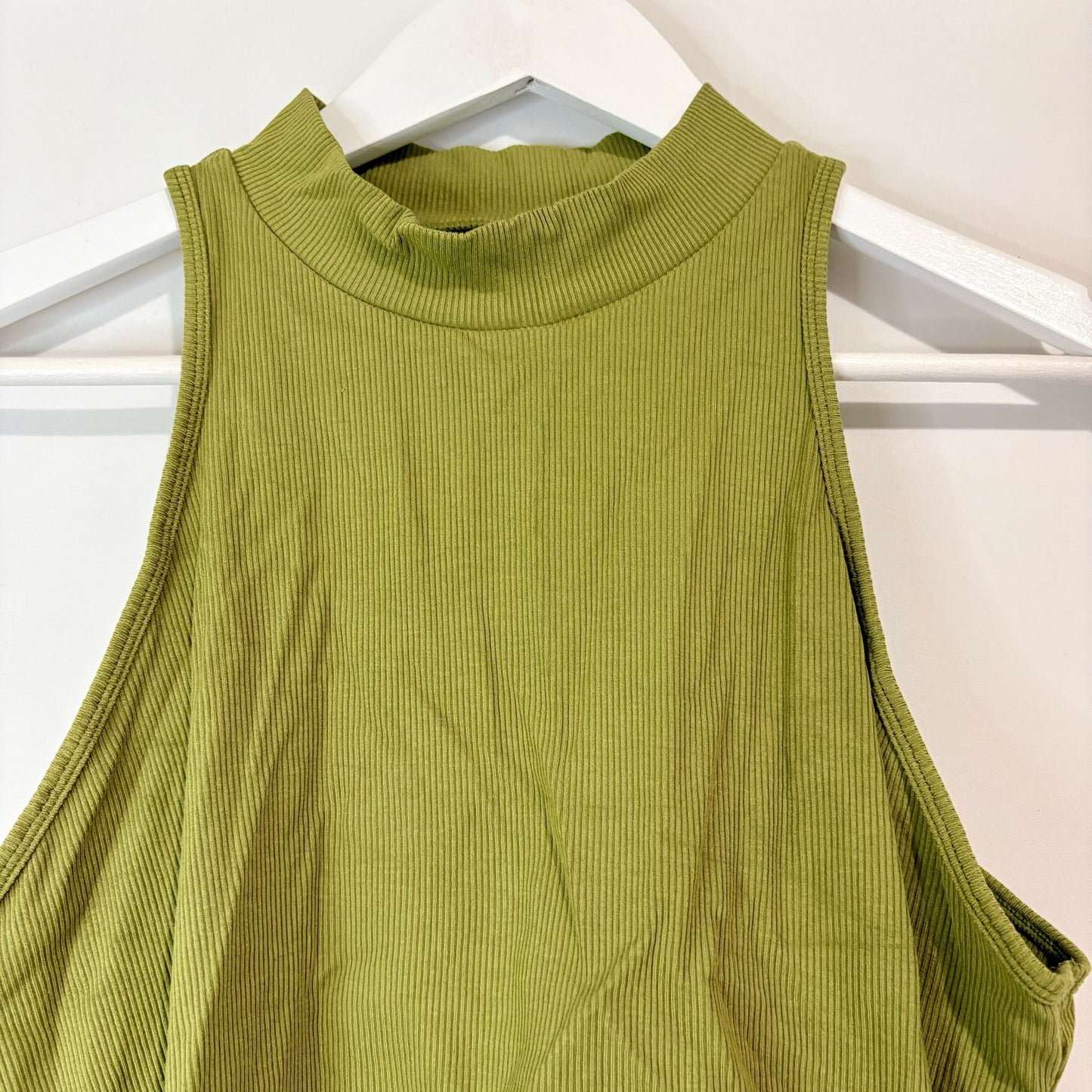 Halara Women’s Sleeveless High Neck Cropped Tank Top Olive Green Size XL NWT Button Detail
