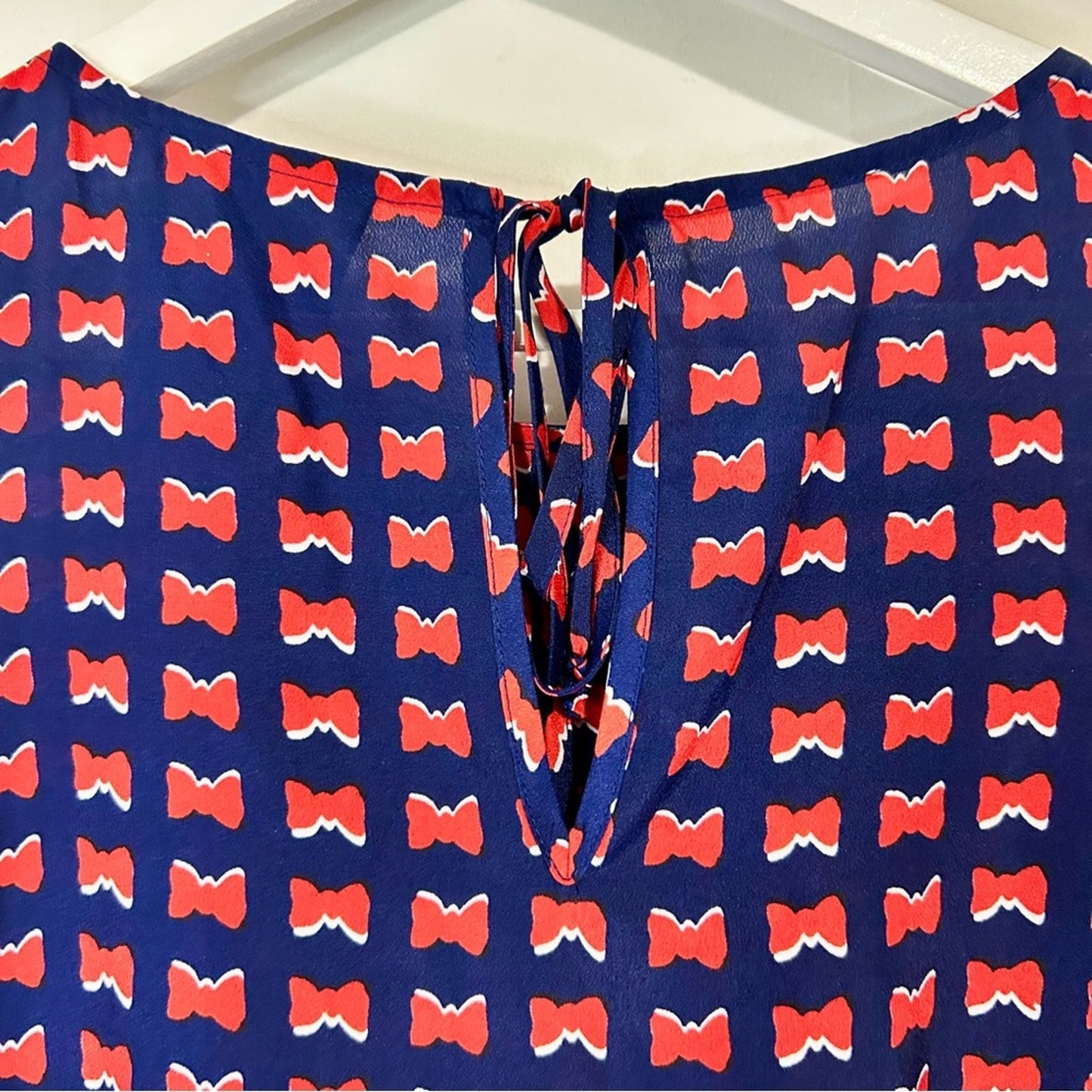 Cynthia Rowley Women’s Sleeveless Bow Print Pleated Blouse Blue Red Small EUC