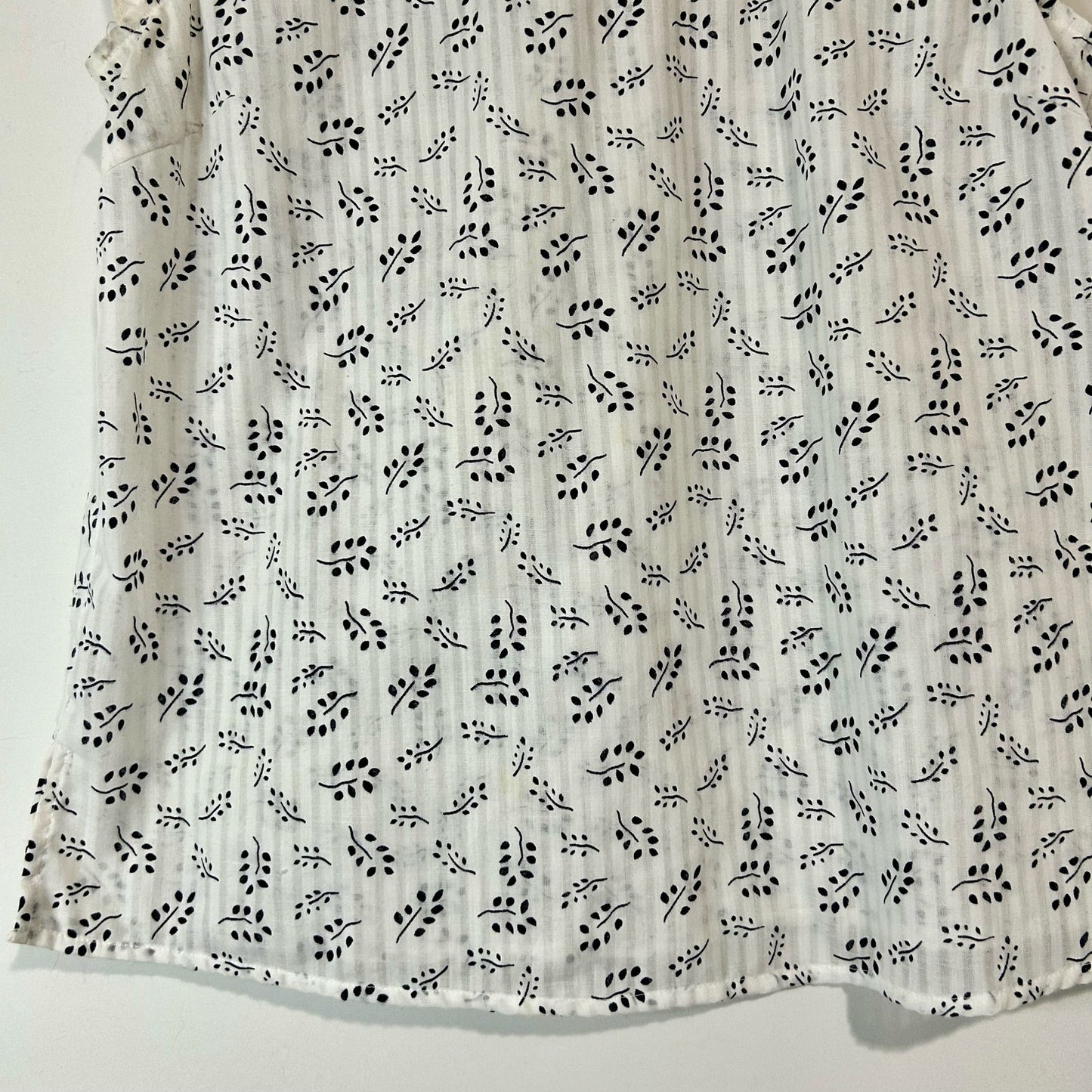 Skies Are Blue Women’s Flutter Sleeve Smocked Blouse White Navy Leaf Print Size Medium EUC