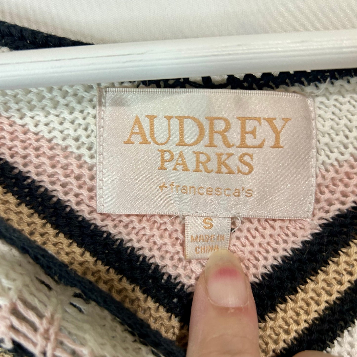 Audrey Parks x Francesca’s Women’s Crochet Knit Cropped Sweater Chevron Pink White Size Small EUC