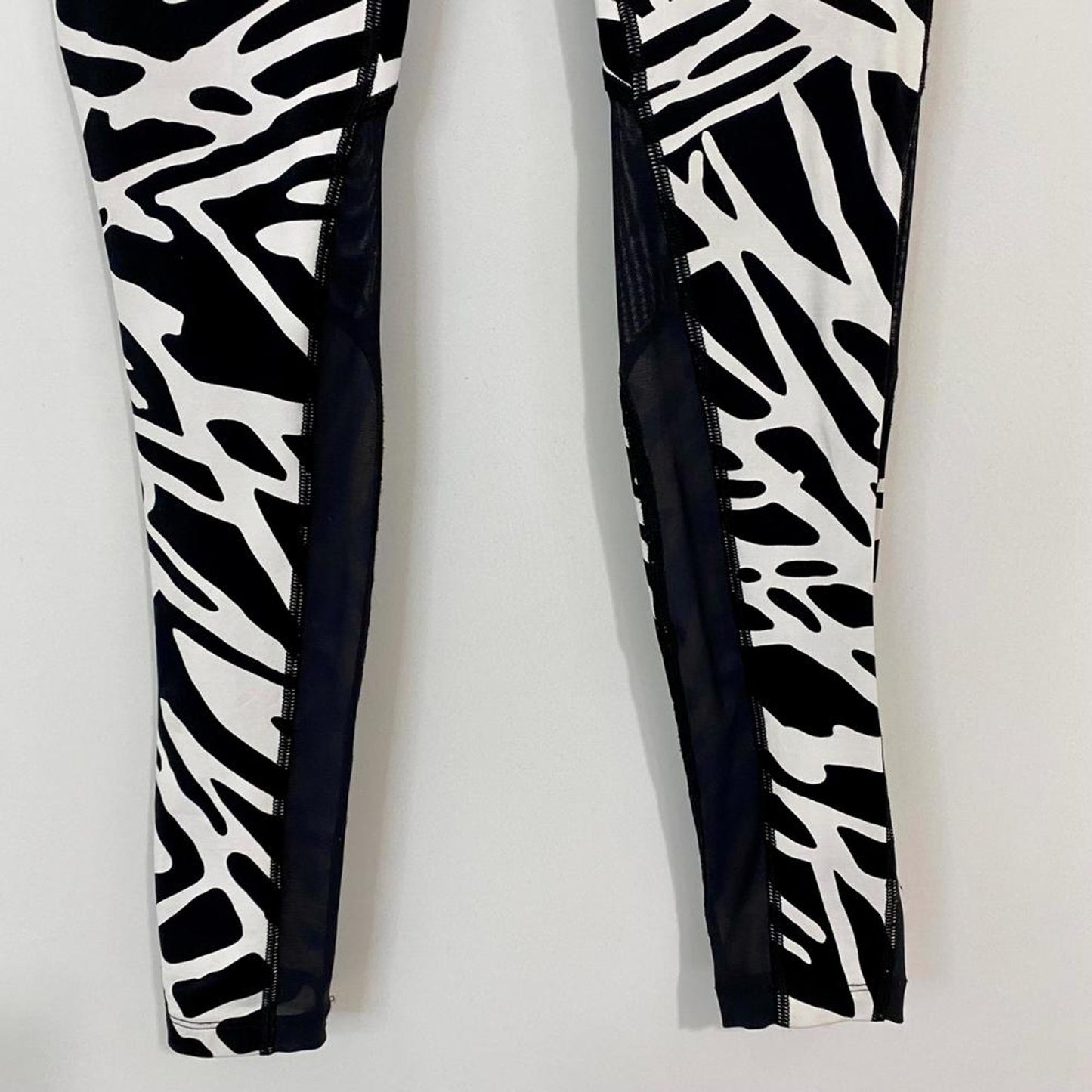 Nike Women’s Dri-Fit Leggings Black White Geometric Print Small EUC Activewear