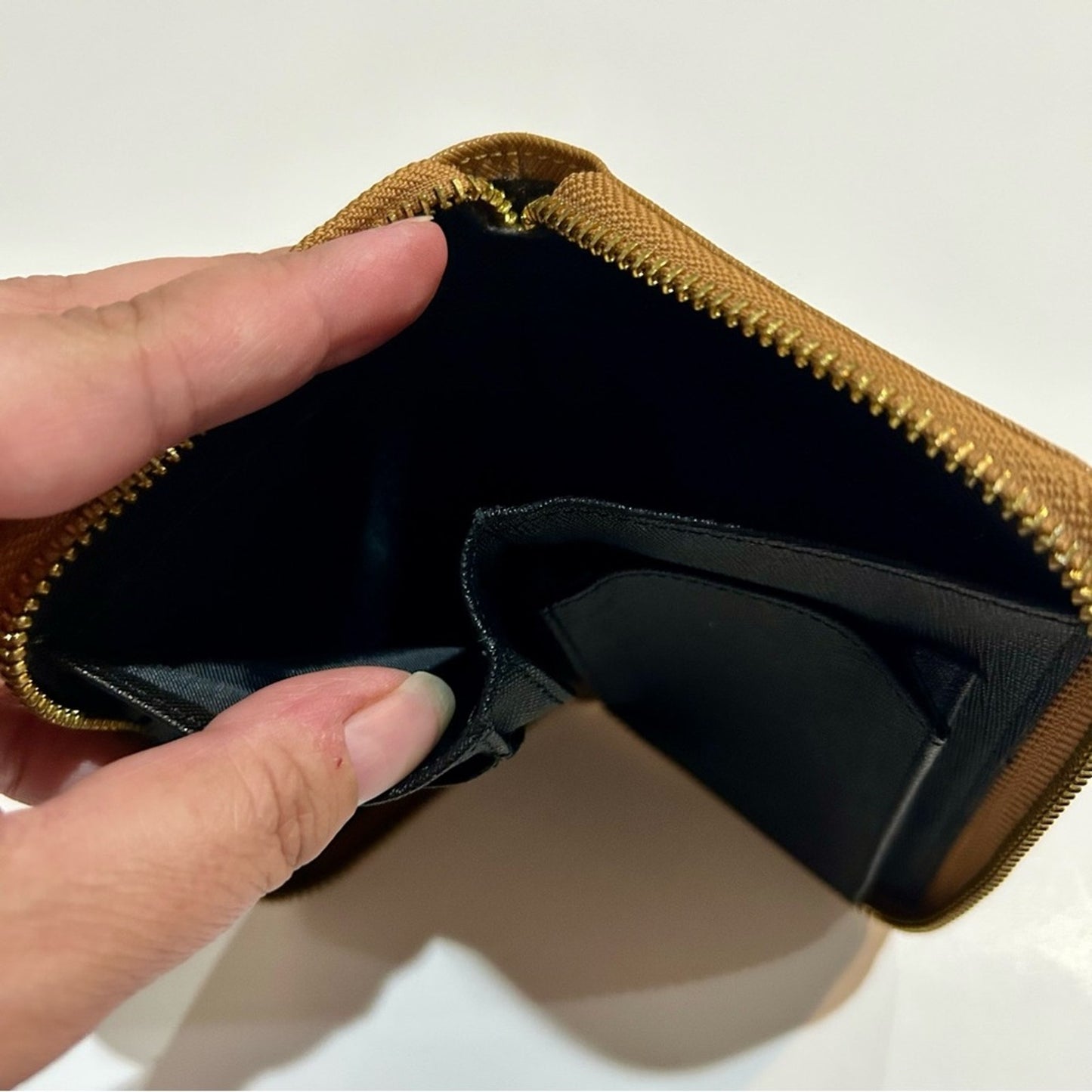 Tory Birch Robinson Zip Around Mini Wallet Saffiano Leather Tan EUC Luxury Logo