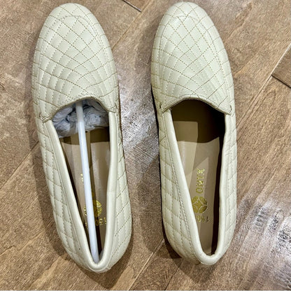 Onyx Women’s Quilted Slip On Loafer Shoes Cream Size 8.5 NEW