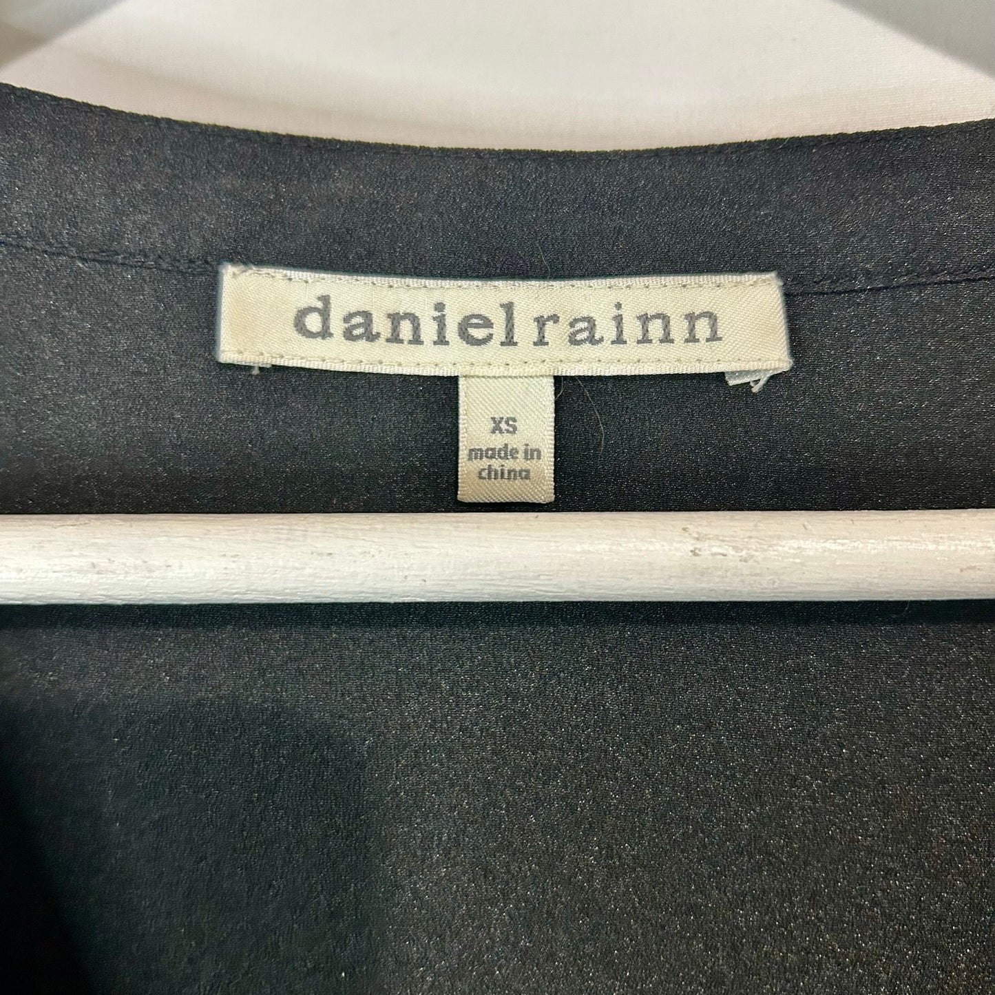 Daniel Rainn Women’s Sleeveless V-Neck Blouse Black Size XS EUC Polyester Workwear Casual Top