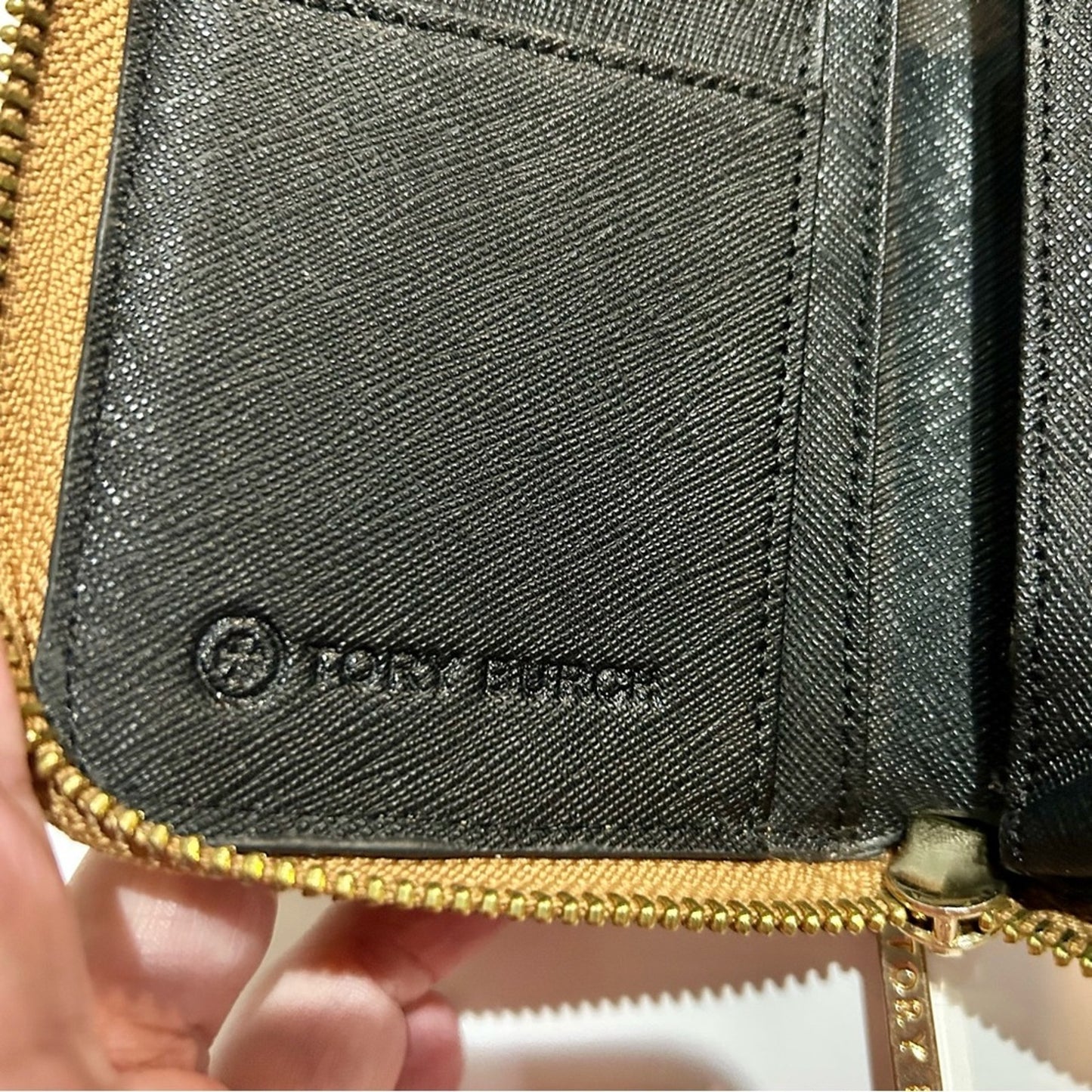 Tory Birch Robinson Zip Around Mini Wallet Saffiano Leather Tan EUC Luxury Logo