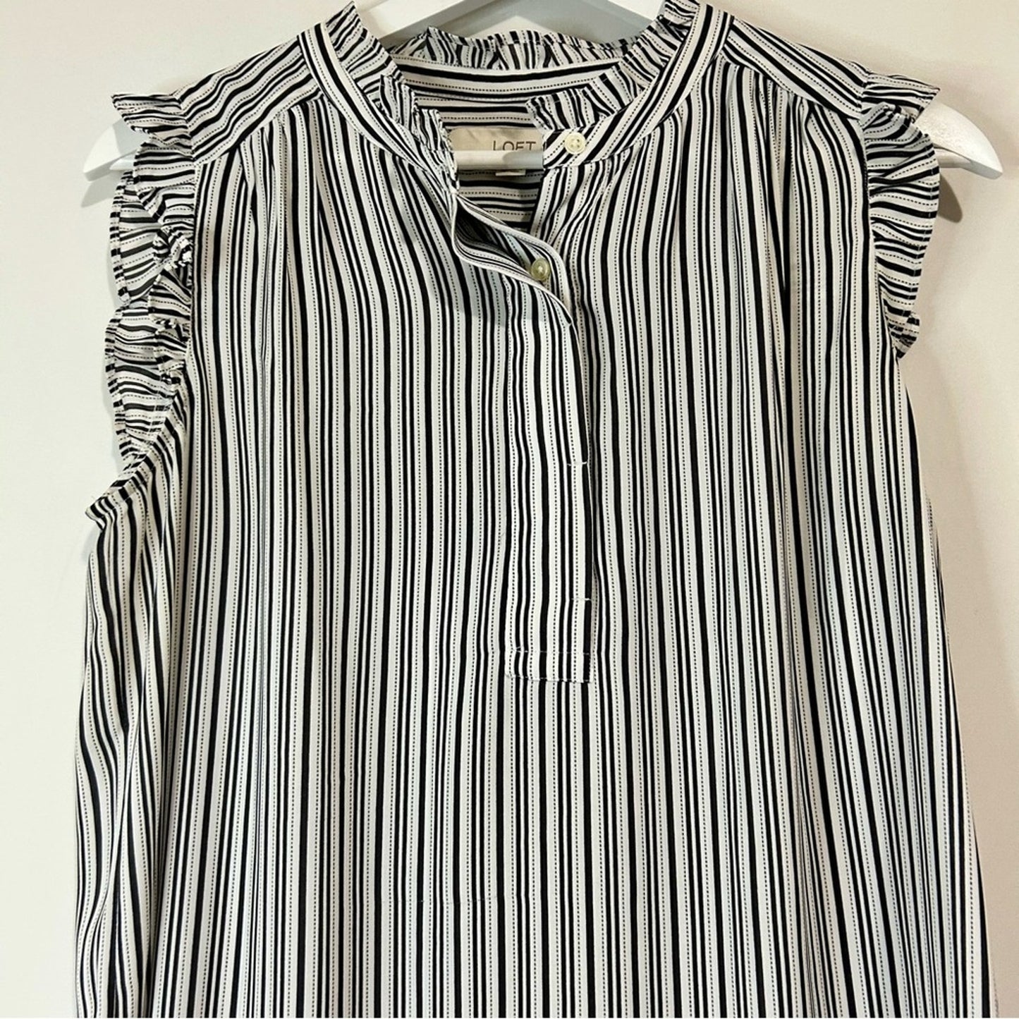Loft Women’s Sleeveless Ruffle Striped Blouse Black White Size Medium EUC Girly