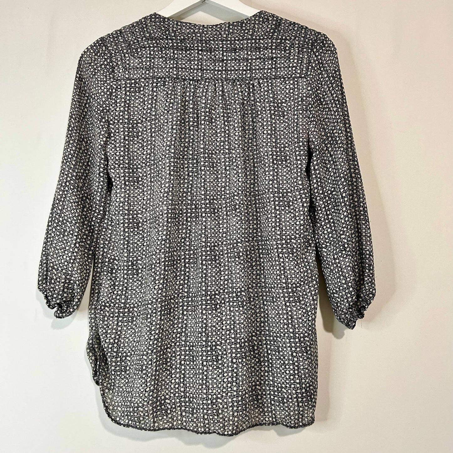 Max Studio Women’s 3/4 Sleeve Half Button Blouse Black White Print Size XS Sheer Lightweight Polyester