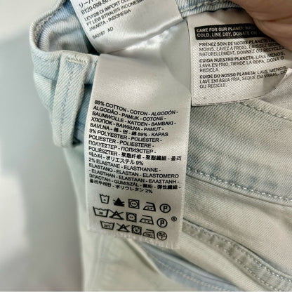 Levi’s Women’s Cuffed Light Wash Denim Jean Shorts Blue Size 30 FLAW