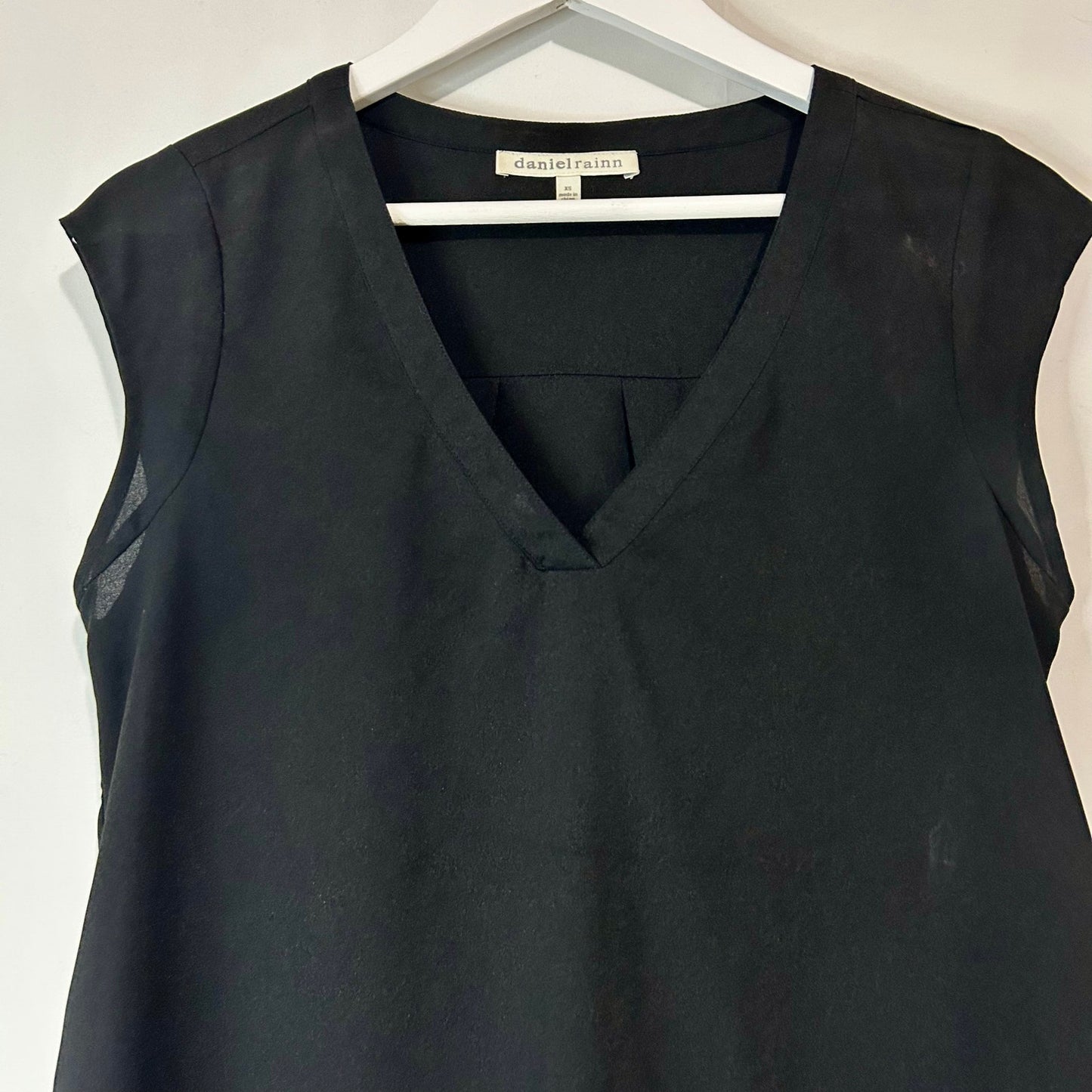 Daniel Rainn Women’s Sleeveless V-Neck Blouse Black Size XS EUC Polyester Workwear Casual Top