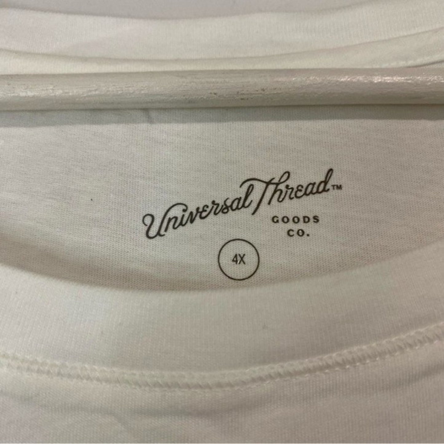 Universal Thread Women’s Strike a Pose Artist Short Sleeve Graphic Tee White NWT