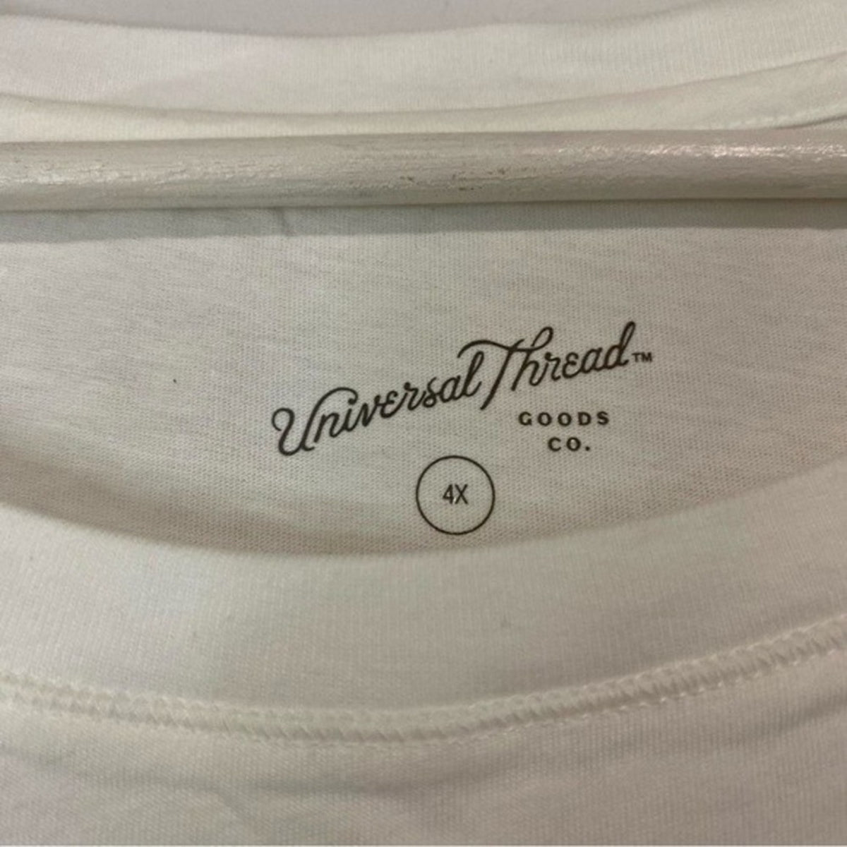 Universal Thread Women’s Strike a Pose Artist Short Sleeve Graphic Tee White NWT
