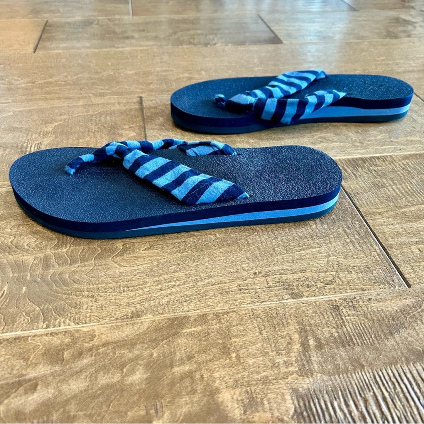 Kuailu Women’s Foam Fabric Flip Flops Blue Size 9 NEW Casual Summer Vacation