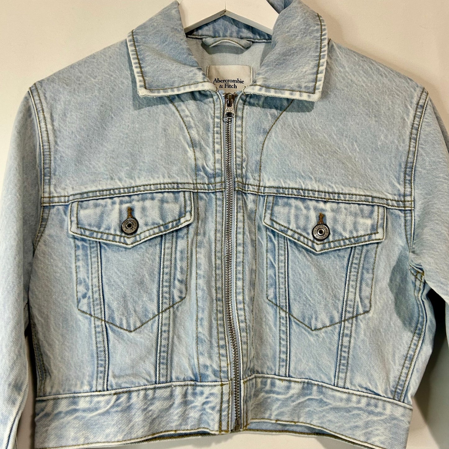 Abercrombie & Fitch Women’s Cropped Denim Jacket Light Blue Size Small NWT Zip Up