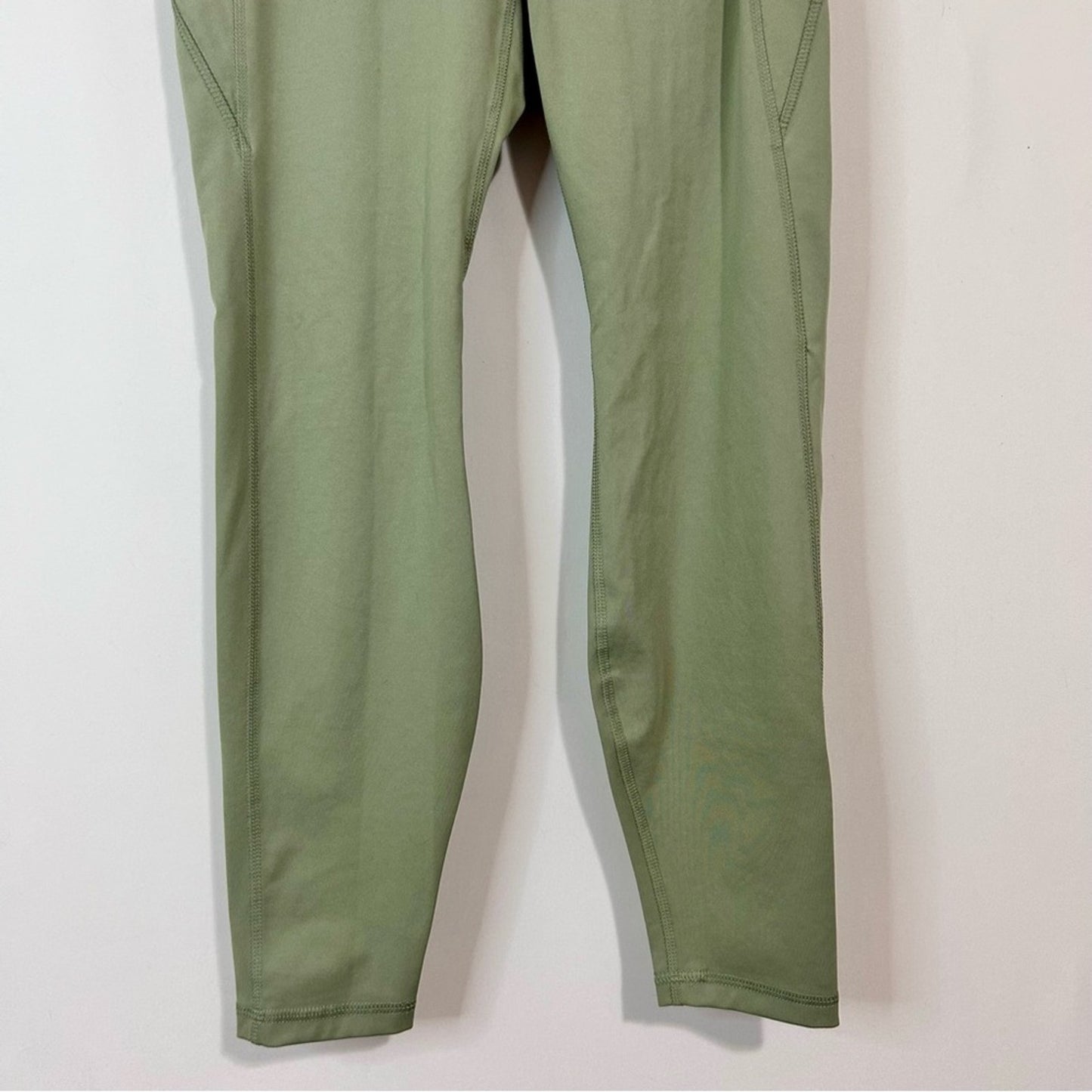 All in Motion Women’s Athletic Leggings Pockets Pale Green Size Medium EUC
