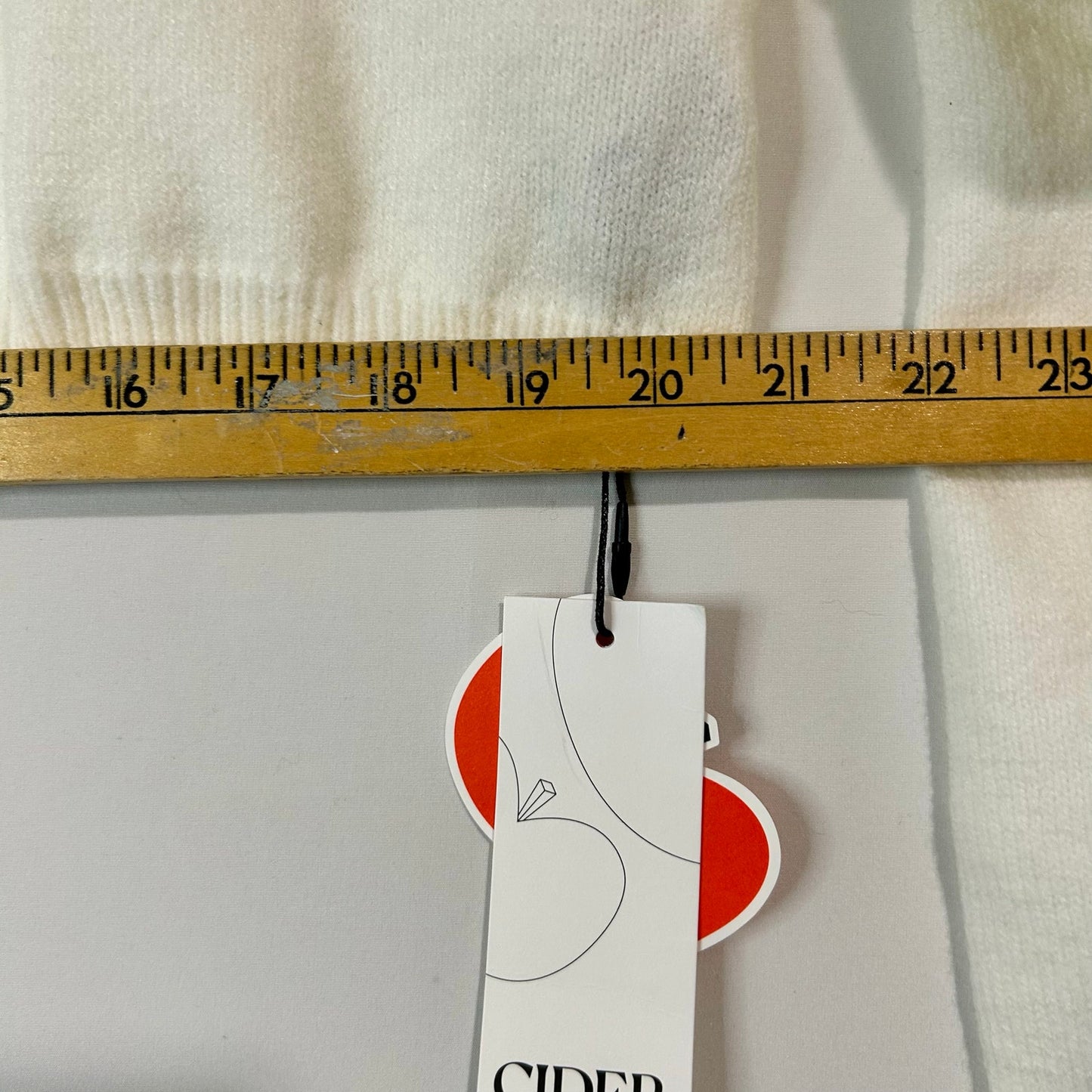 Cider Women’s Cropped Turtleneck Sweater White Size Small NWT Acrylic Nylon Viscose