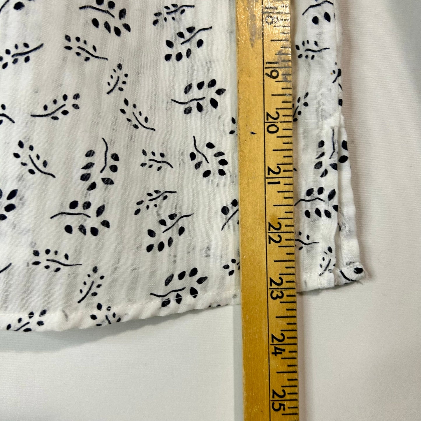 Skies Are Blue Women’s Flutter Sleeve Smocked Blouse White Navy Leaf Print Size Medium EUC