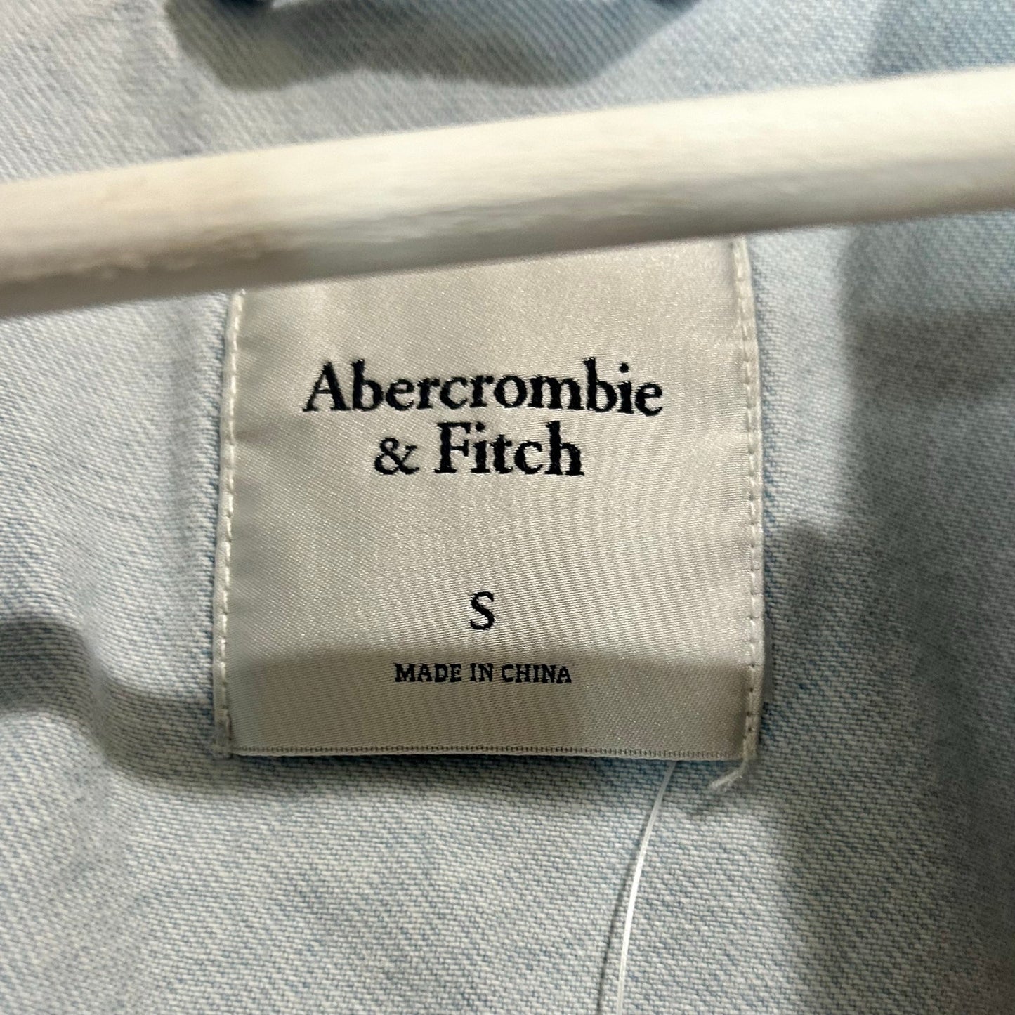 Abercrombie & Fitch Women’s Cropped Denim Jacket Light Blue Size Small NWT Zip Up